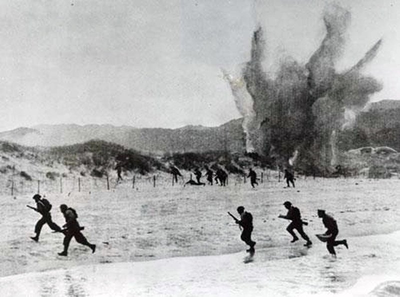 Comandos Británicos desembarcan en una playa cercana a Dieppe bajo el fuego de la artillería Alemana