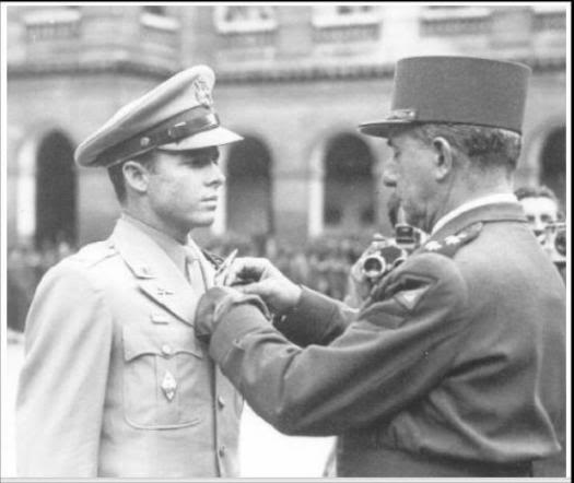 Más entregas de medallas. Esta foto se tomó en julio de 1948 en París, en el momento en el que Murphy recibió la Legión de Honor francesa y la Cruz de Guerra de manos del General de Lattre de Tassigny