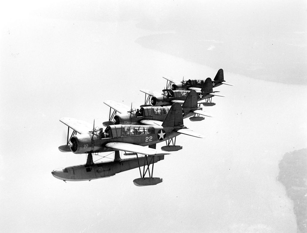 Cuatro OS2U Kingfisher volando en formación perteneciente a la Base Aeronaval de Jacksonville en 1943