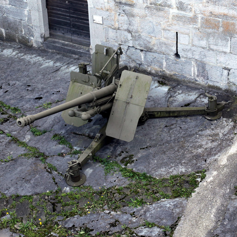 Cañón de 75 mm M1932 en una cureña Schneider Modelo 1917 1934 conservado en el Castillo de Saint-Maurice