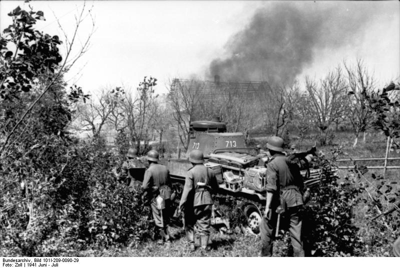 Infantería Alemana junto a un Panzerkampfwagen 35t en Rusia, en Junio o Julio de 1941
