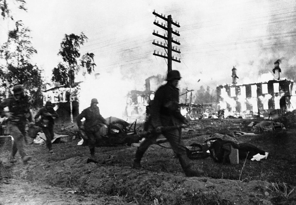 Pelotón alemán avanzando en un suburbio de Leningrado