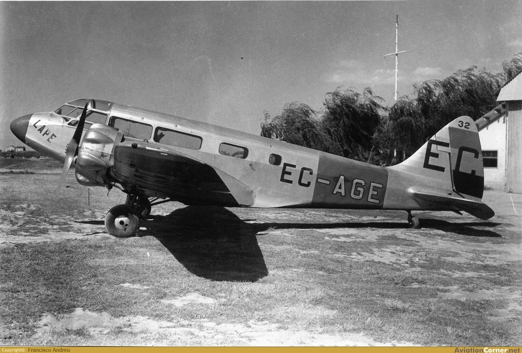 Un Airspeed AS.6 Envoy republicano, perteneciente a la LAPE