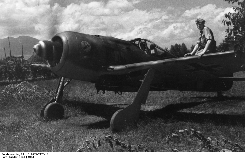 Caza Focke Wulf Fw 190 antes del despegue en Airasca, cerca de Turín, Italia, 1944