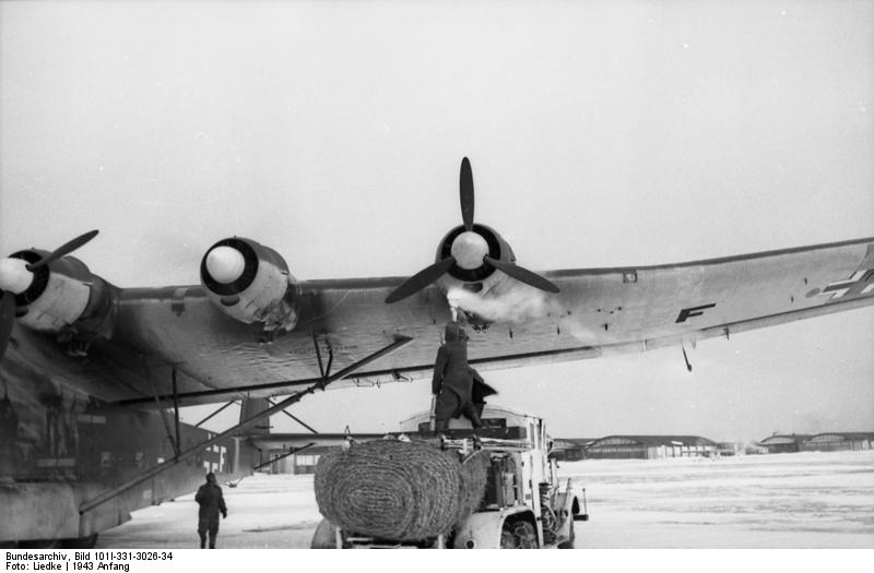 Unión Soviética.- Tareas de mantenimiento de un Messerschmitt Me 323, enero de 1943