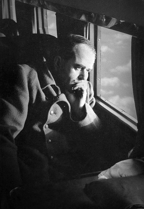 Speer, pensativo, volando en avión, 1943
