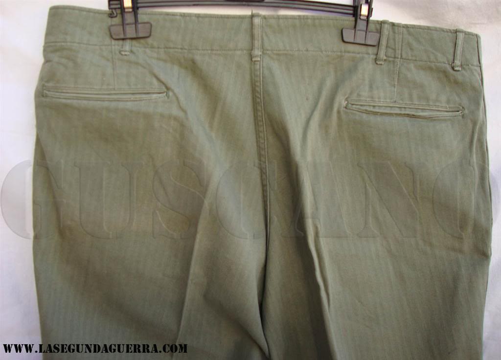 Pantalón con botones metálicos y color verde claro