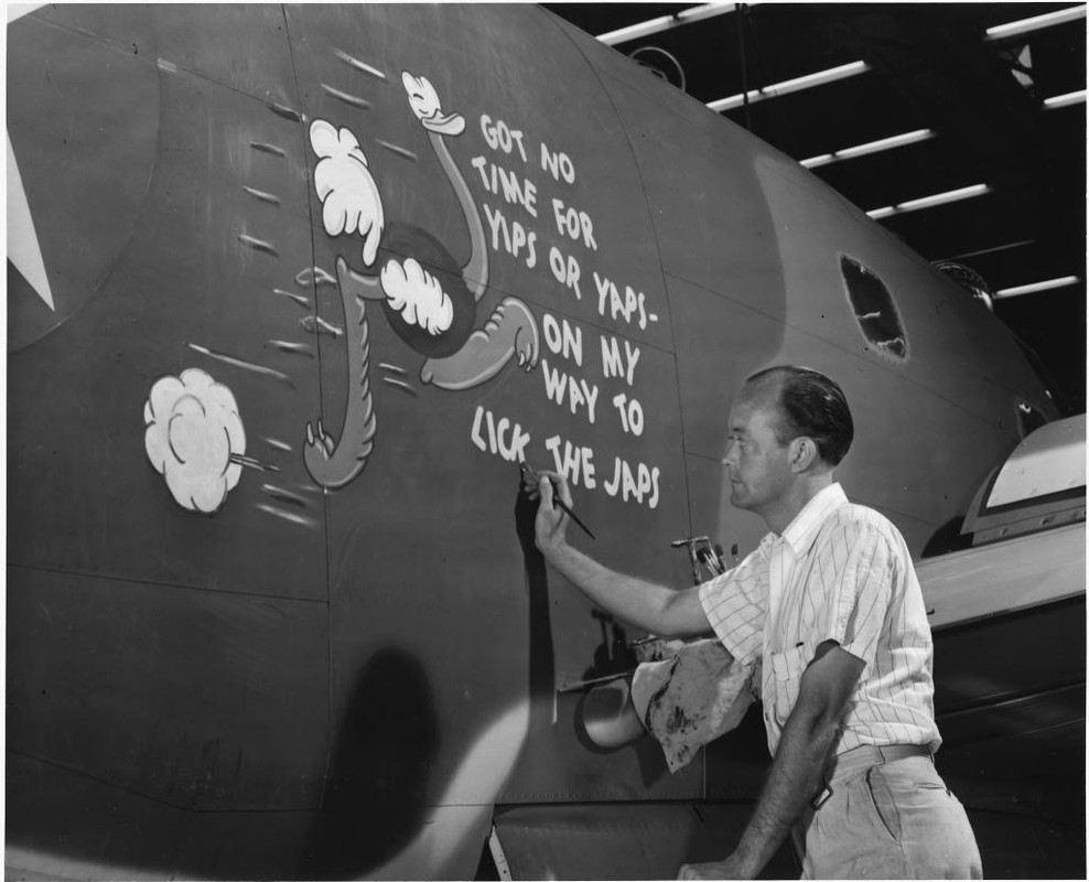 El Diseñador George Randy McCraw decorando un Lockheed PV-1 Ventura