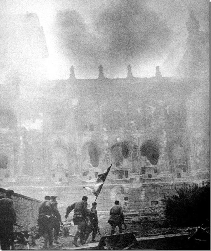 Un grupo de soviéticos cargan contra la fachada del Reichstag