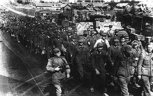 Prisioneros alemanes tras la captura de Minsk