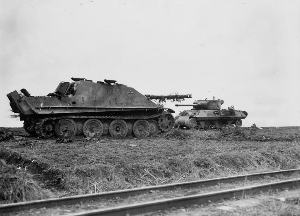 Jagdpanther número123 y M36 Jackson cerca del pueblo de Ginsterhan en Alemania Occidental. 13-03-1945