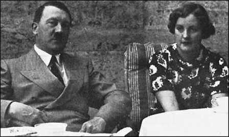 Unity con Hitler en una de las reuniones del círculo privado del Führer, ella era la más ferviente partidaria del dictador