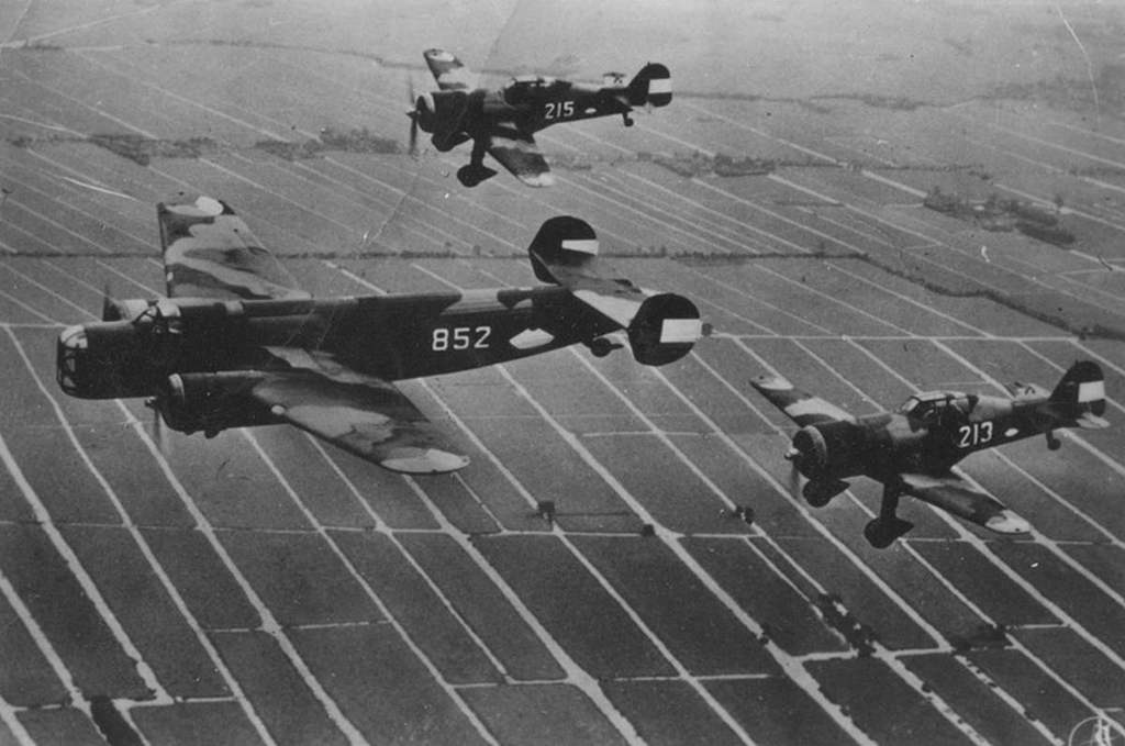 Con los distintivos nacionales de preguerra, el segundo y el cuarto D.XXI escoltan al nuevo bombardero bimotor Fokker T.V T.5