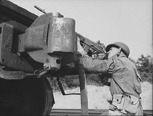 Entrenamiento de un Marine con un BAR en New River, Carolina del Norte, mayo de 1942