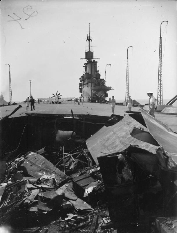 Daños producidos en la cubierta del HMS Indomitable durante la operación