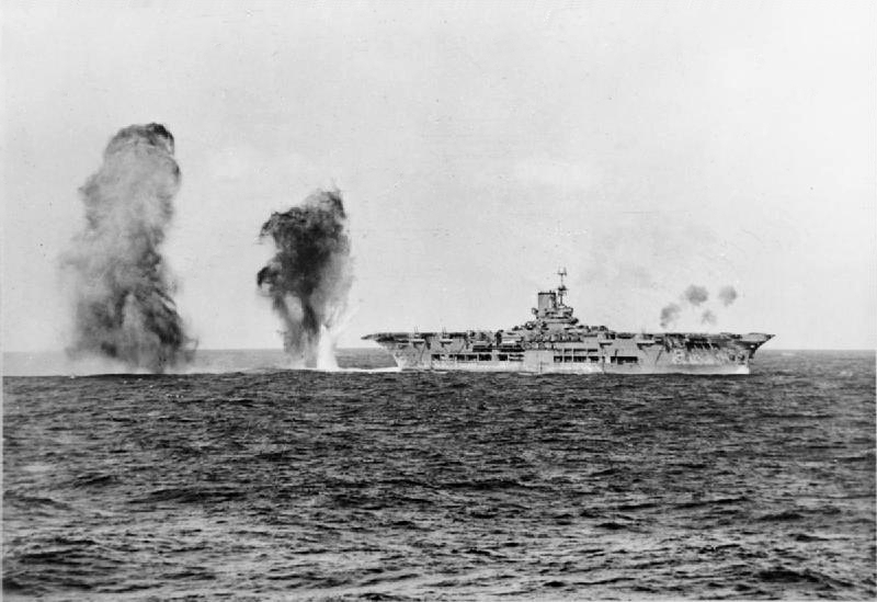 El HMS Ark Royal durante la batalla