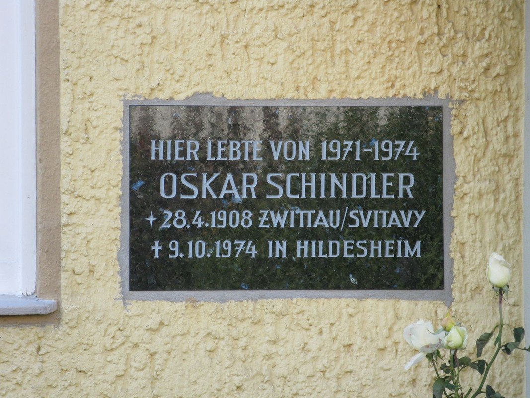 Placa conmemorativa en Hildesheim, donde Schindler vivió desde 1971 hasta su muerte