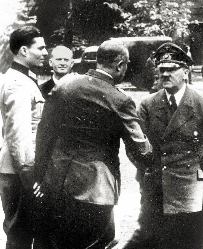 Claus von Stauffenberg en Rastenburg, el sábado 15 de julio de 1944, en el margen izquierdo, de blanco con Hitler, centro y Keitel, derecha. Stauffenberg llevaba la bomba en ese instante, pero decidió no detonarla