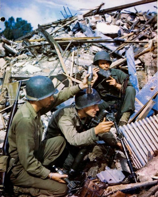Soldados estadounidenses manejando un mortero M2 de 60 mm. En la foto además pueden verse una carabina M1 y un subfusil Thompson M1A1