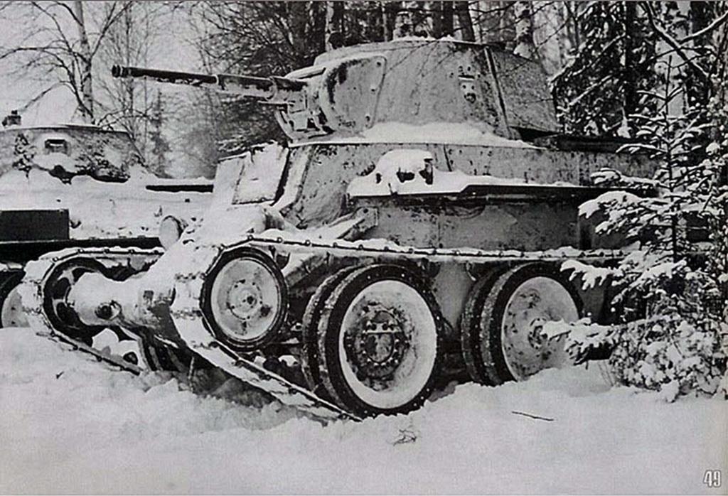 Un BT-7 junto a un  T-34 emboscado en algún lugar de Rusia, Noviembre de 1941