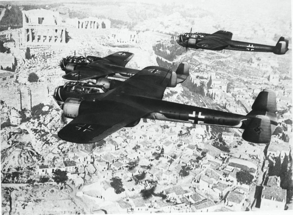 Bombarderos Dornier Do 17 sobrevolando la Acrópolis