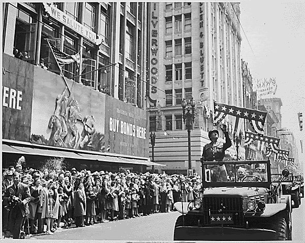 Al volver a su patria, Patton recibió una bienvenida de héroe en la ciudad de Los Angeles, en un impresionante desfile militar que tuvo lugar el 9 de junio de 1945