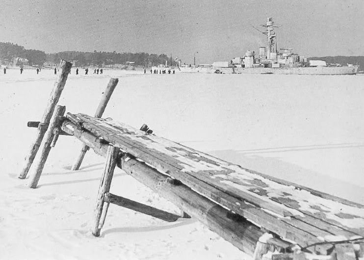 Magnífica imagen del Ilmarinen anclado en el puerto de Turku el 10 de marzo de 1940