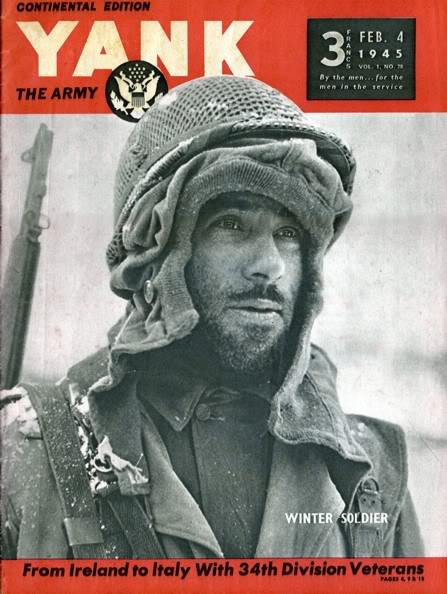 Foto que apareció en la revista Yank de febrero de 1945 del soldado Joseph Arnaldo donde se aprecia el uso de la capucha
