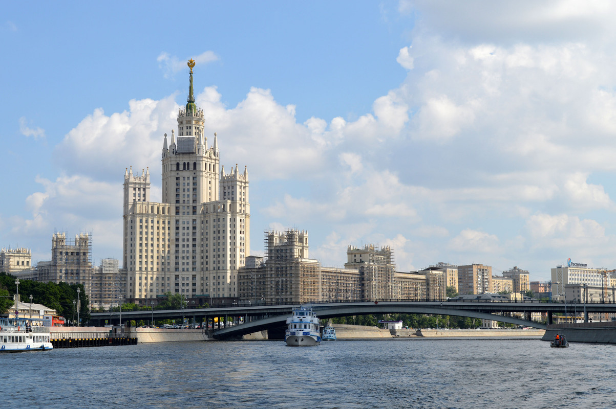 Окружающая среда в Москве, с реки. 