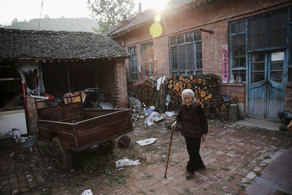 Hao Juxiang. ex mujer de solaz, camina junto a su casa de Gucheng el pasado 16 de julio. Hao fue secuestrada con 15 años y obligada a prostituirse durante unos 20 días