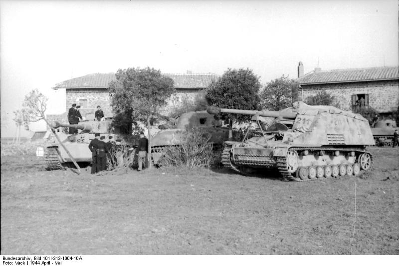 Un Tiger y un Nashorn en Italia, en abril-mayo de 1944