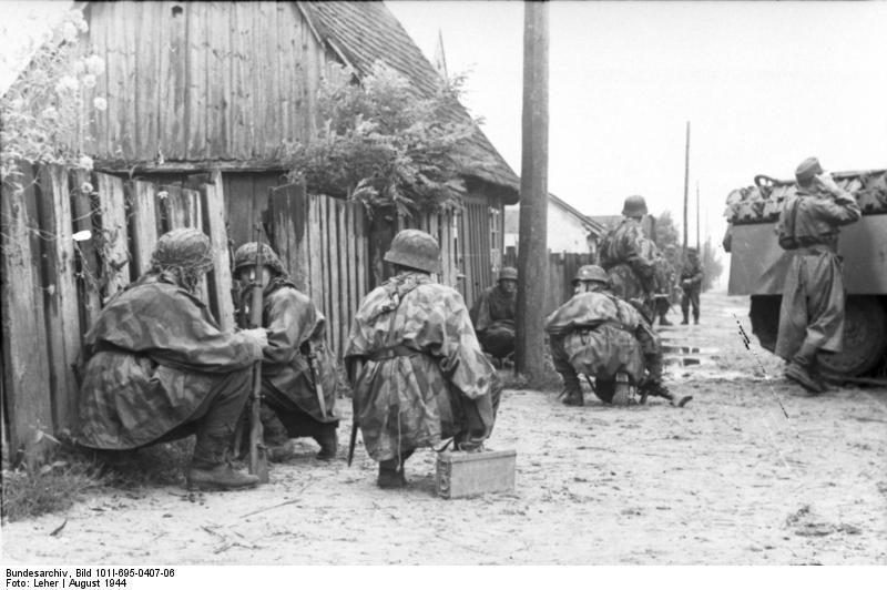 Tropas alemanas toman posiciones en una aldea ucraniana