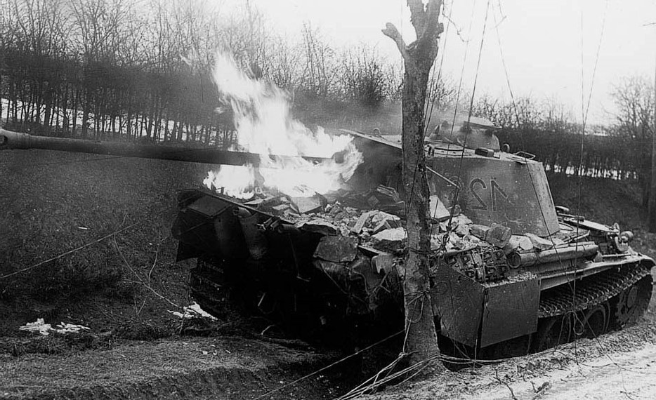 Un Panther perteneciente al 12ª Regimiento Panzer de las SS es destruido por un M-10 de 76 mm del 664ª Batallón Cazacarros cerca de Krinkelt el 18 de diciembre