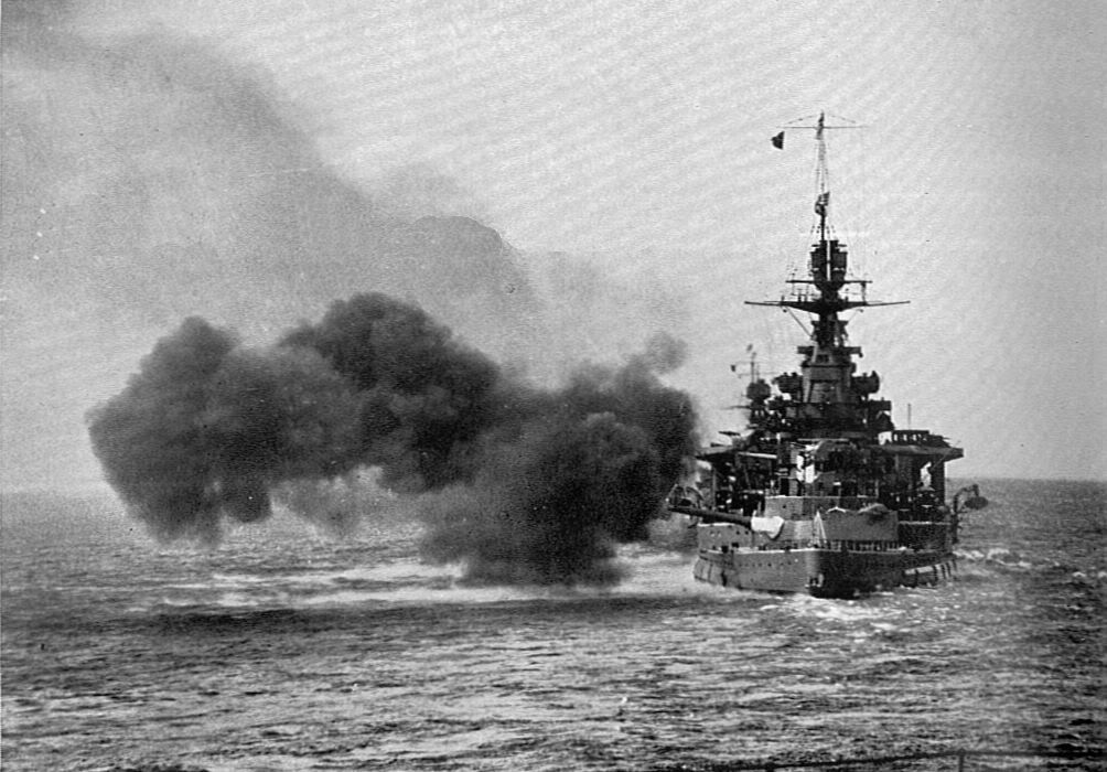 HMS Repulse disparando su artillería. 1936