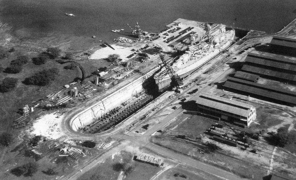 Foto aérea del Arizona en el Dique seco Nº 1 de la Base Naval de Pearl Harbor, 1932