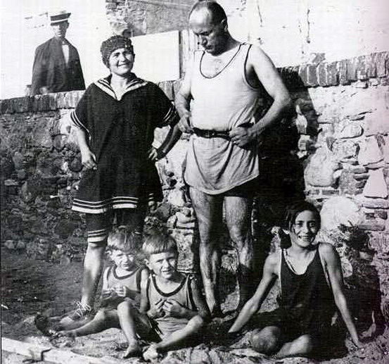 Benito y Rachele Mussolini en 1923 con sus primeros tres hijos. Edda, su hija mayor, está a la derecha