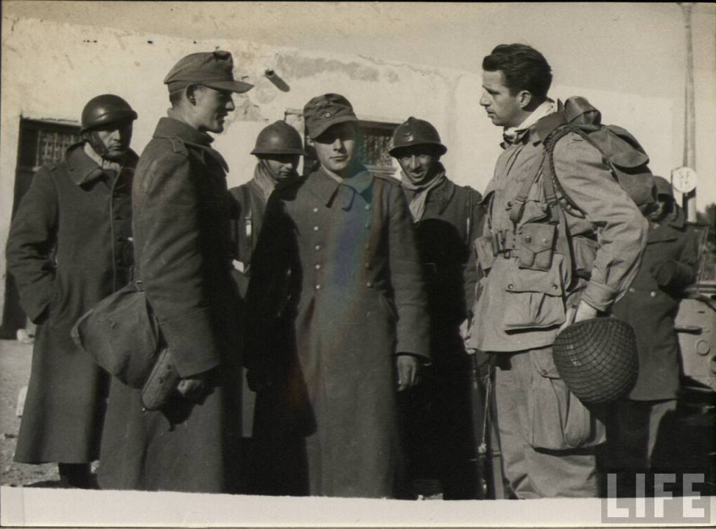 En esta foto, Yarborough charla con unos prisioneros alemanes. La foto se tomó en Túnez el 3 de diciembre de 1942, tras el ataque del 509º Batallón Paracaidista al Paso Faid. Como curiosidad, destacar la fourragere del 3º Regimiento de Zuavos franceses que lleva en su uniforme, que había sido entregada a los miembros del 509º Batallón de infantería paracaidista por el comandante de dicha fuerza en Youks-les-Bains, Argelia pocos días antes, el 15 de Noviembre de 1942