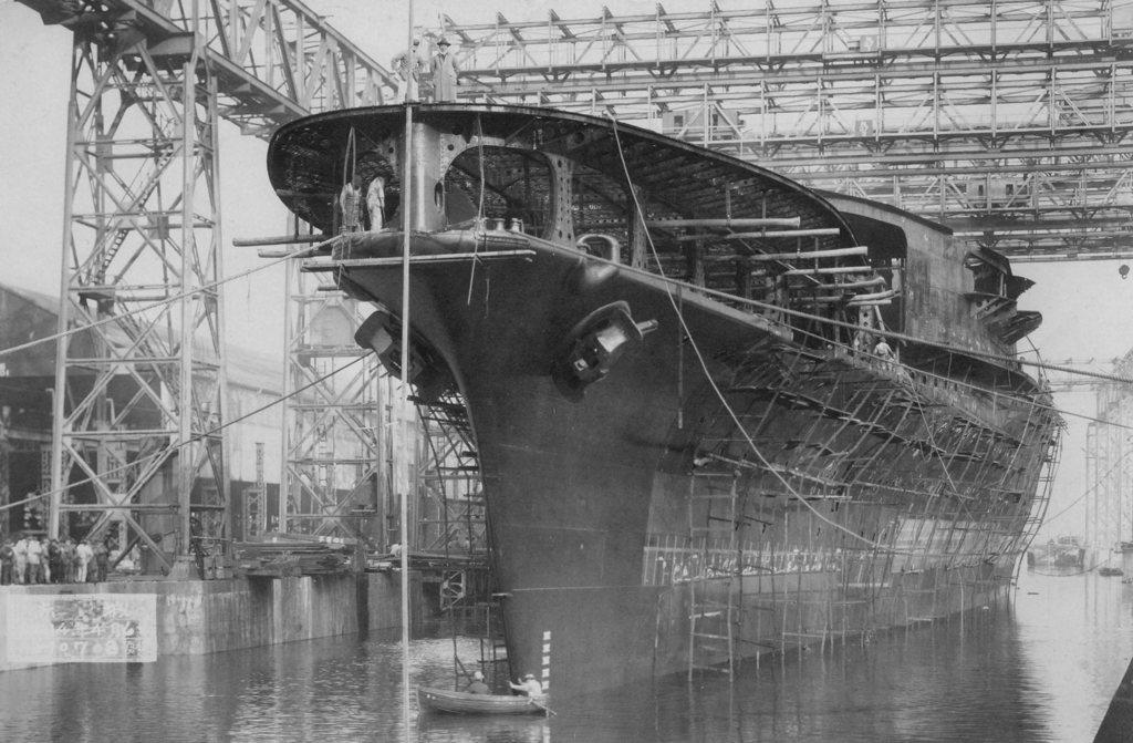 El Akagi después de su lanzamiento en Kure, 6 de abril de 1925