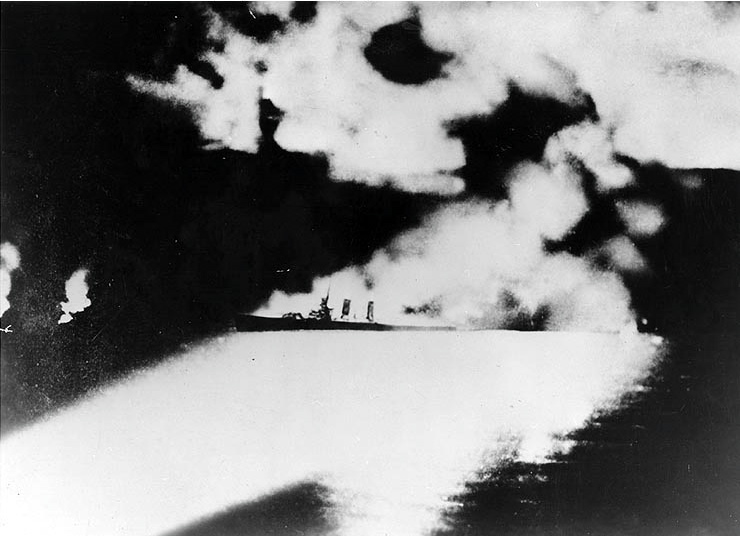 El Crucero estadounidense USS Quincy se incendió y posteriormente se hundió como resultado del ataque de cruceros japoneses. Las llamas en el extremo izquierdo de la imagen son probablemente del crucero estadounidense USs Vincennes, el cual también se incendió a causa del enfrentamiento