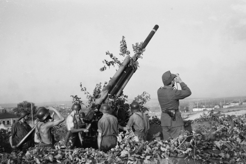 Tropas húngaras manejan un cañón antiaéreo Bofors MAVAG 29M de 80 mm en Stary Oskol