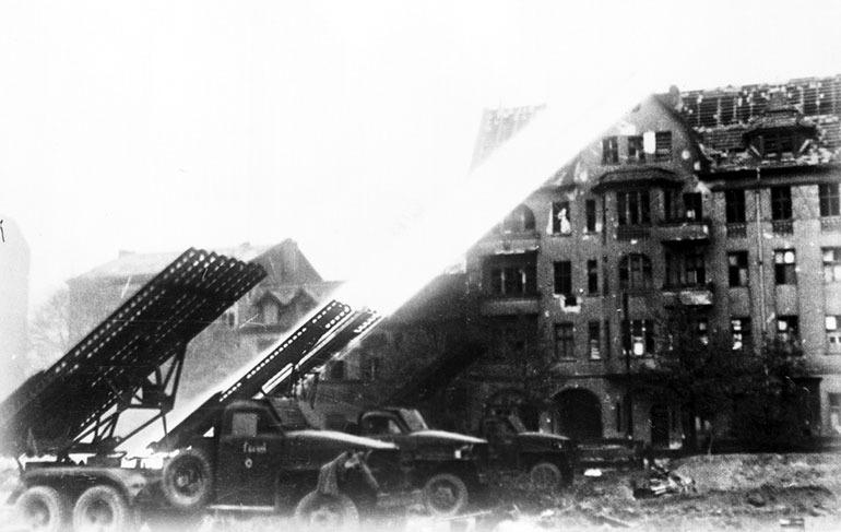 Lanzadera de cohetes Katiusha del Ejército Rojo, abre fuego en las calles de Berlín, abril de 1945. La lanzadera es modelo BM-13N, 132 mm sobre un camión Studebaker estadounidense