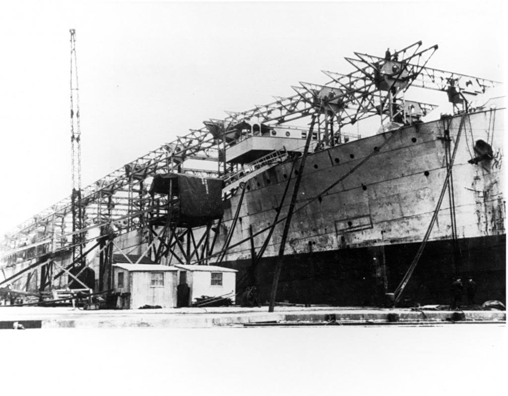 El USS Jupiter durante su trasformación en los Astilleros Navales de Norfolk, en Virginia, en Mayo de 1921
