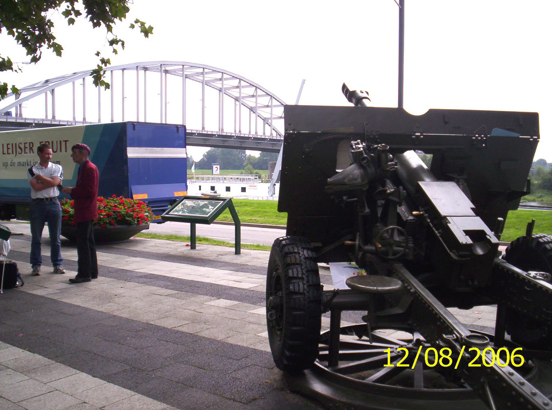 En un lado del puente se pueden ver algunos objetos de la batalla en un pequeño parque público