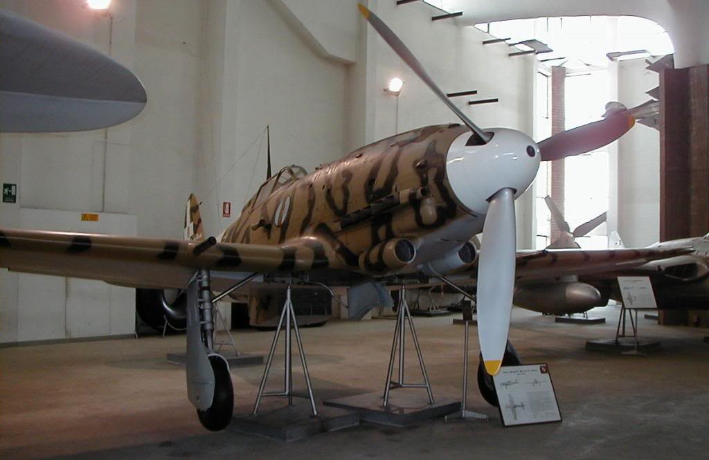 Macchi MC 205 Veltro Nº de Serie MM 92166 está en exhibición en el Italian Air Force Museum en Vigna di Valle Airport en Roma, Italia