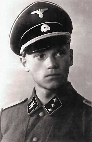 Törni en uniforme de Untersturmführer