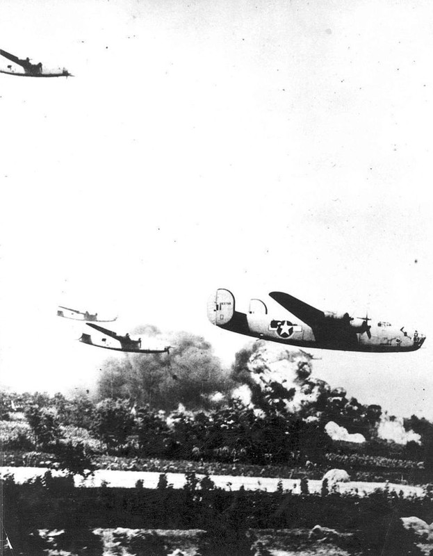 Formación de B-24 D entre explosiones de artillería antiaérea en el raid sobre las refinerías de Ploesti