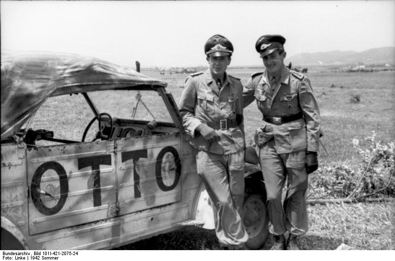 Hans-Joachim Marseille junto a un VW-Kübelwagen, 21 de junio de 1942