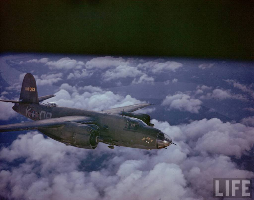 B-26 sobrevolando Europa en una misión de bombardeo, 1943