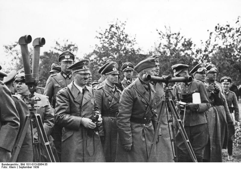 Hitler supervisa el frente polaco bajo la atenta presencia de Rommel