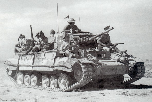 Un Mk.III en el desierto de Libia, llevando infantería escocesa en su camino hacia el frente. Obsérvese los faldones laterales desgastados